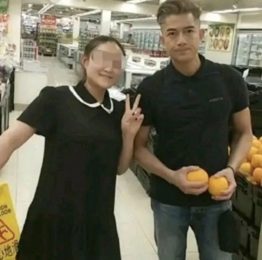 55岁郭富城带妻女逛超市，拣瓜买菜一人全包，网