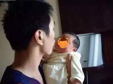 『智力』可能让其脊柱受伤、智力受损，附不同月份正确抱法别这样抱娃了