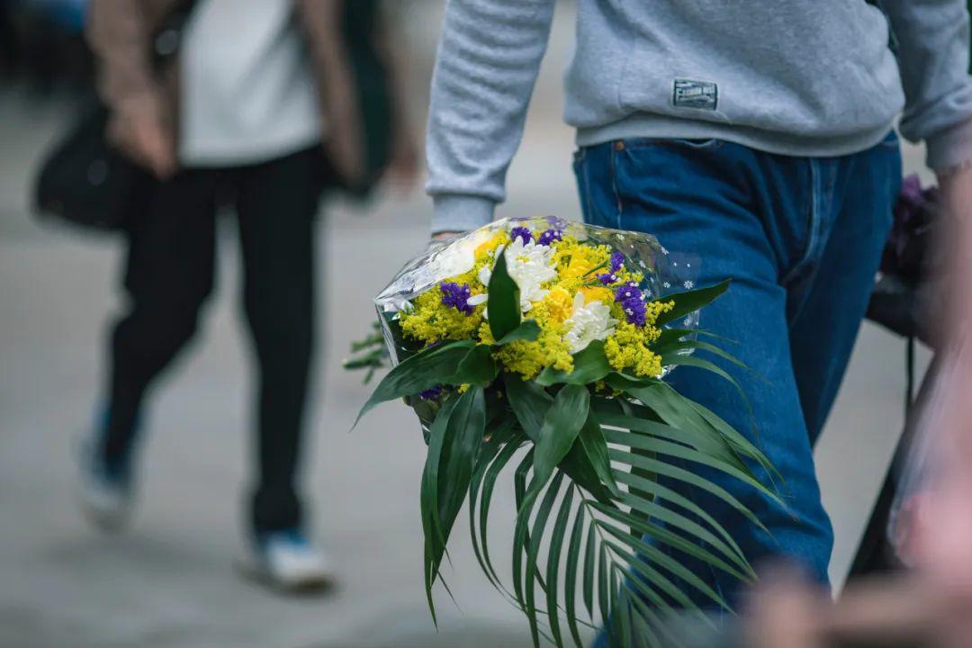 但目前抗疫仍未结束, 今年的清明节,小编建议大家, 云祭扫,居家怀思