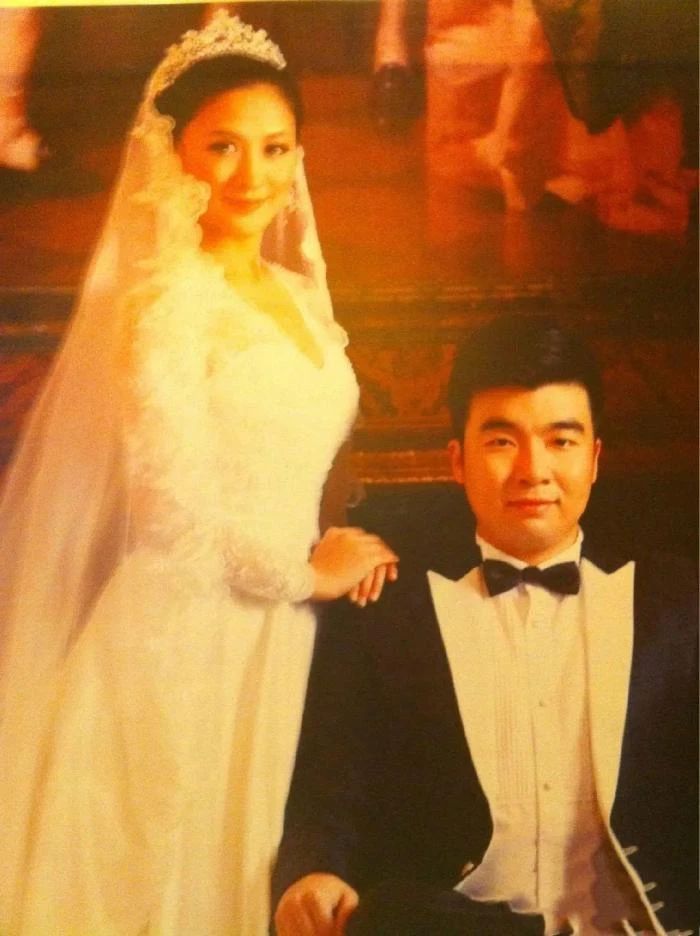 梁超疑似14年离婚，前妻大何雯娜7岁，身材颜值