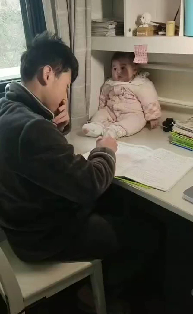 哥哥做试卷遇到难题，把妹妹拎来当“吉祥物”，妹妹乖巧模样萌翻众人