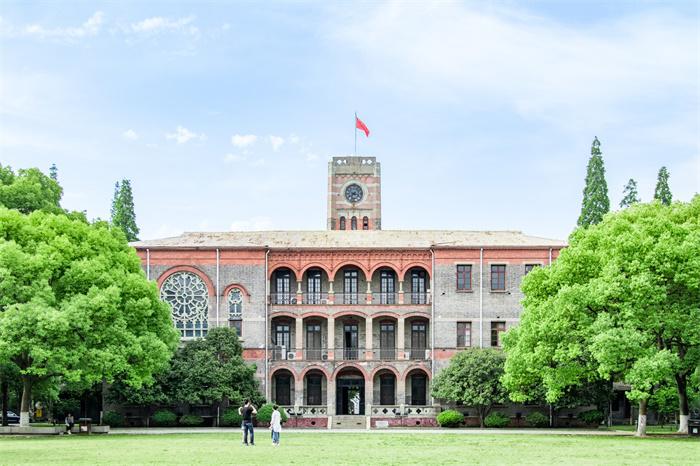 钟南山获英国爱丁堡大学首个“杰出校友奖”网友：恭喜爱丁堡！