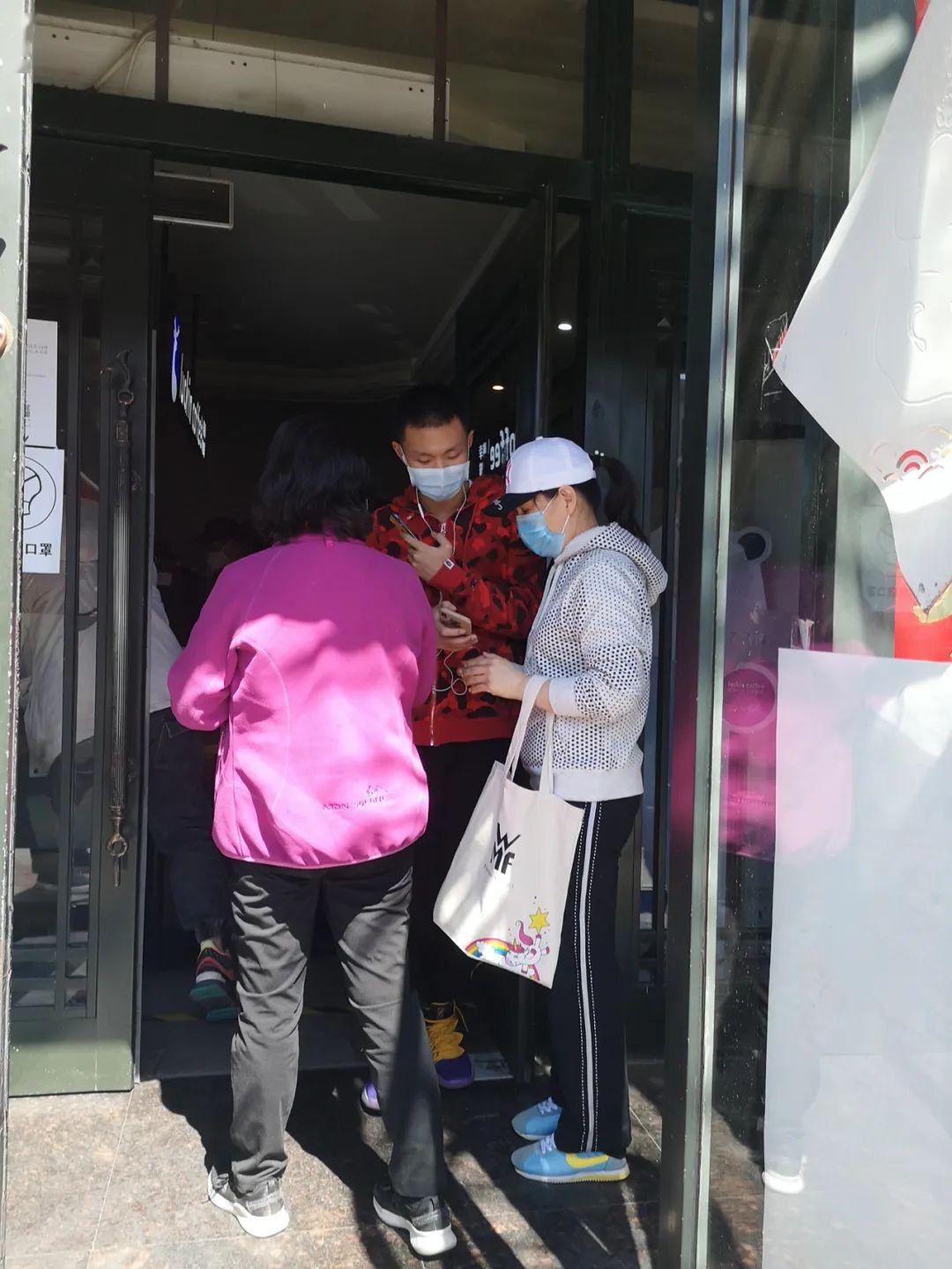 探访瑞幸门店：外送爆单，大爷拎菜排队买咖啡