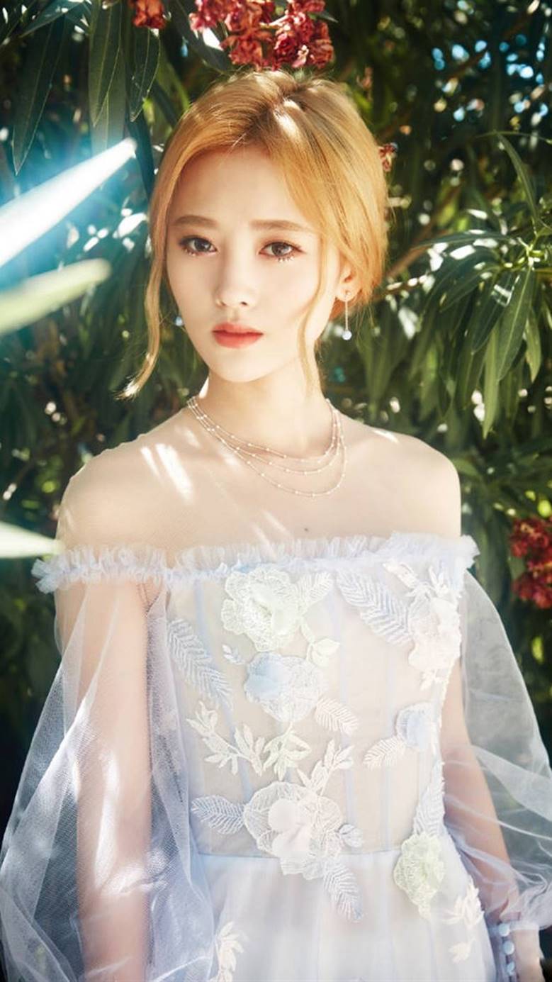 原创鞠婧祎也太敢穿了,黑色波点吊带配高腰裙亮相,全场最美非她莫属