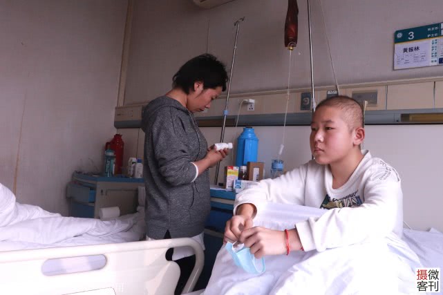 「黄振林」不让妈妈伤心13岁白血病少年腰穿剧疼不落泪：我要忍着不哭