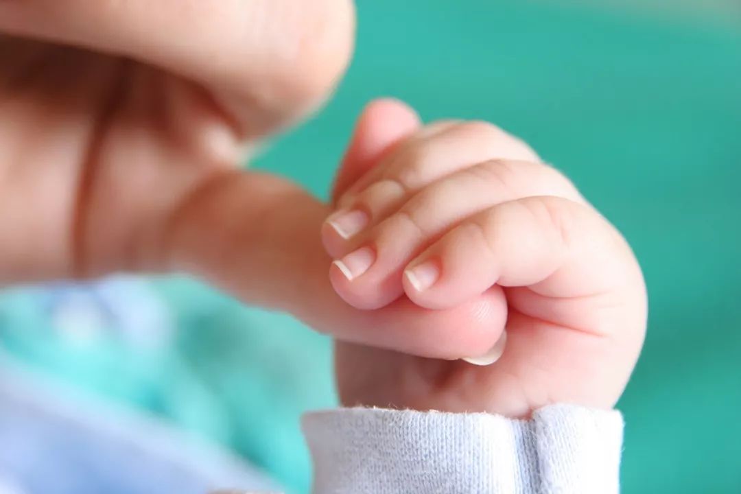 「指甲」儿科医生坦言：孩子是缺锌了，家长上点心吧！孩子5岁还啃指甲