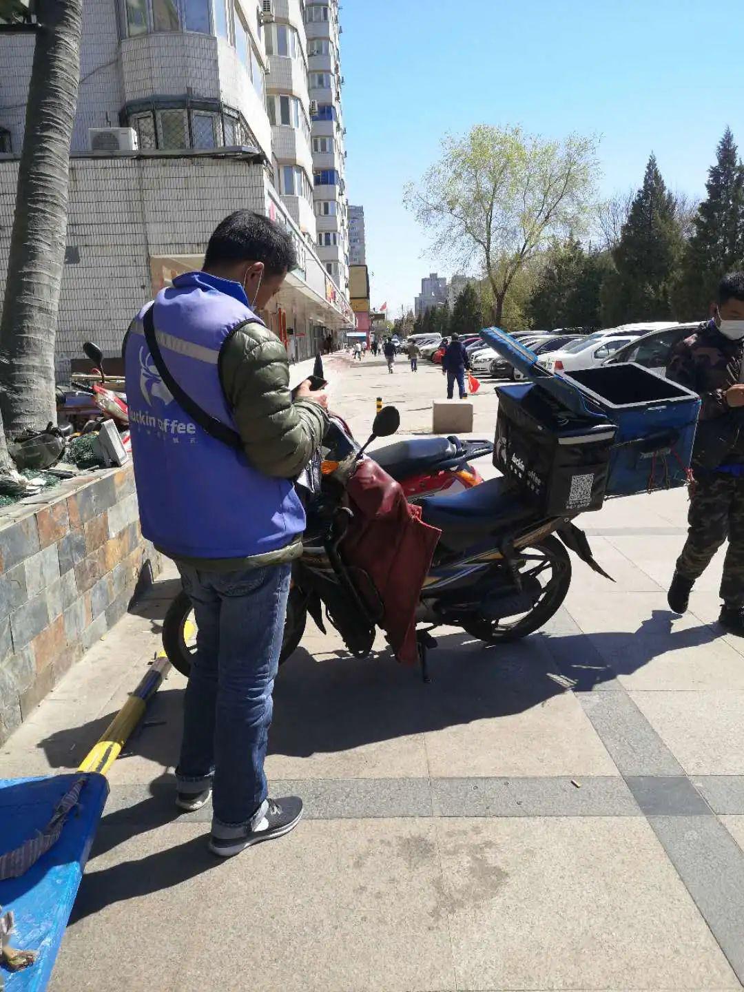 探访瑞幸门店：外送爆单，大爷拎菜排队买咖啡