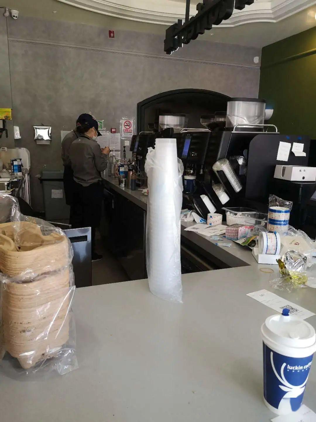 探访瑞幸门店：外送爆单，大爷拎菜排队买咖啡