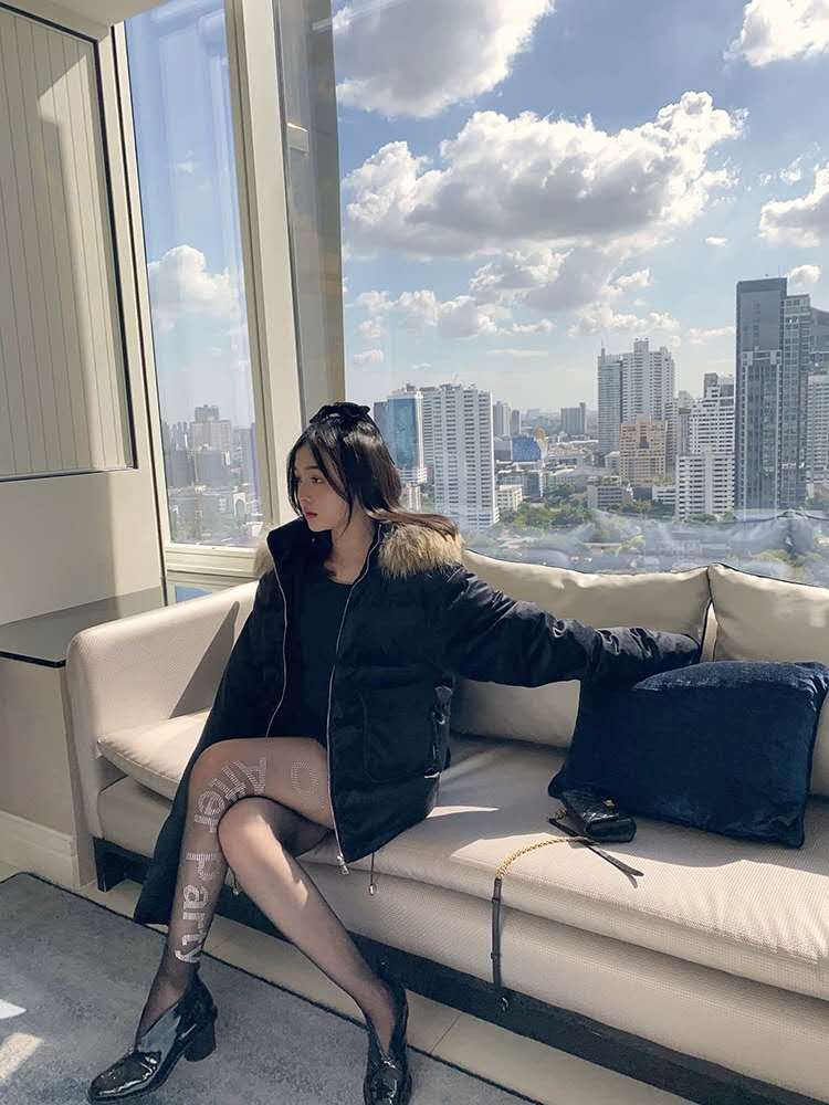 晓雪winema穿上字母袜,大秀美腿