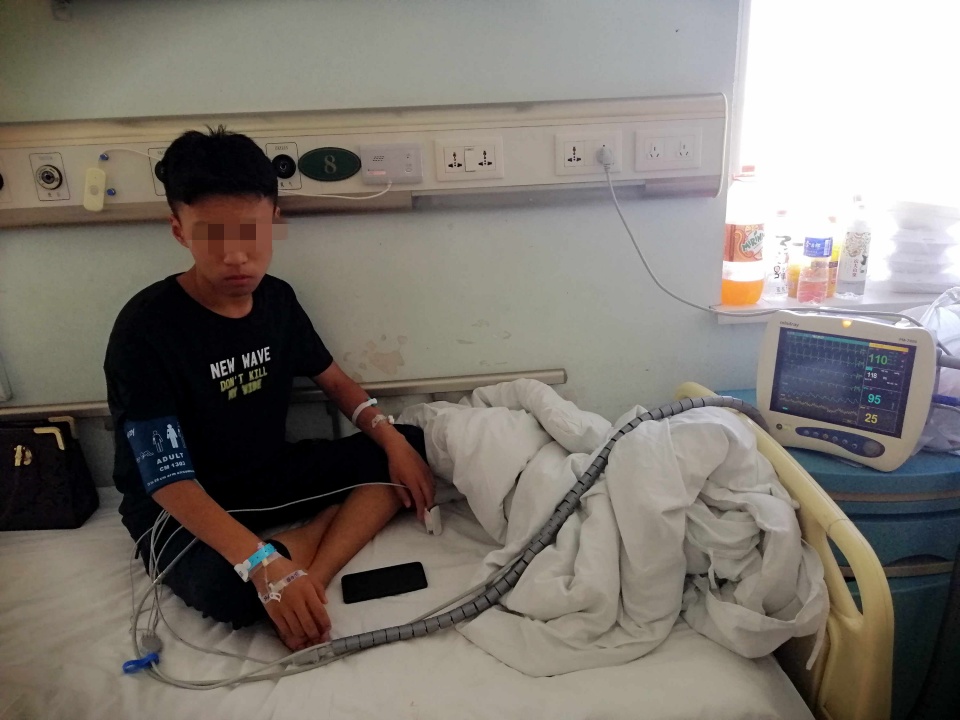 「病床」病床上宽慰父母：下辈子还当你们儿子血癌少年因无钱治疗欲放弃