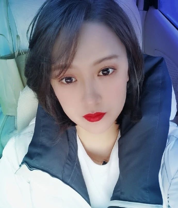 梁超疑似14年离婚，前妻大何雯娜7岁，身材颜值
