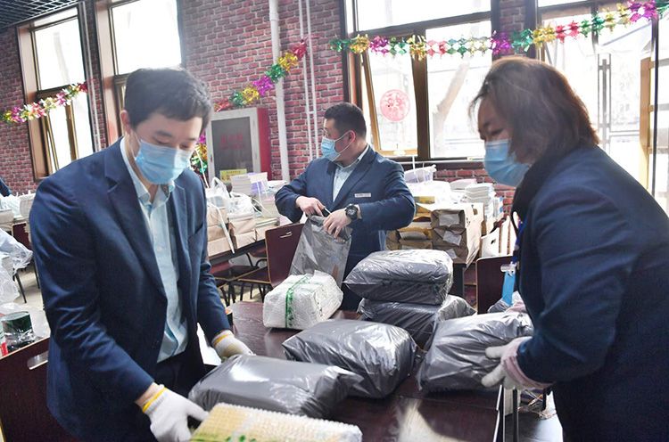 16万套教材将陆续寄达家中北京邮政公司入校打包课本