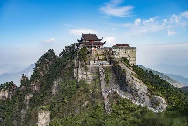 云海变幻,可俯瞰九华街全景,还有神奇的人面山等奇特自然景观,让你