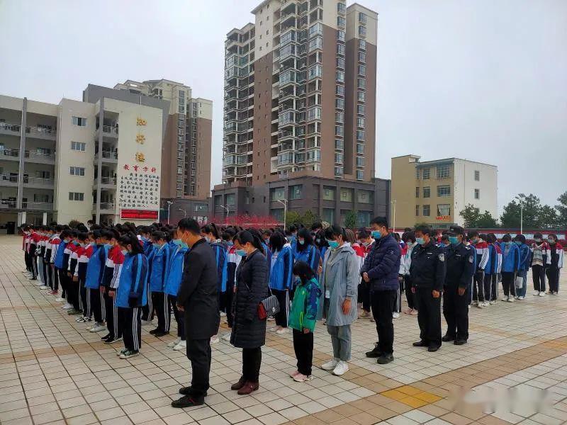 4月4日,清明节,威宁县第九中学团委组织全体师生为新冠肺炎牺牲的