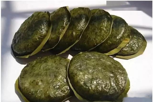 还有碱水糍,切成一片片,放入汤中煮来吃,可以甜,可以咸.