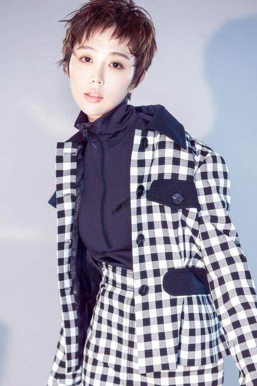 馆笑传》、都市情感剧《亲爱的她们》、主演都市情感剧《美好生活》等。她就是姜妍,宋丹丹最宠爱的干女儿,