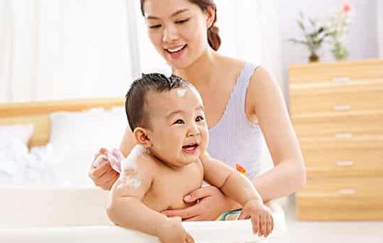「时间段」要不要用沐浴露和洗发水呢？到了这个时间段再用给新生宝宝洗澡