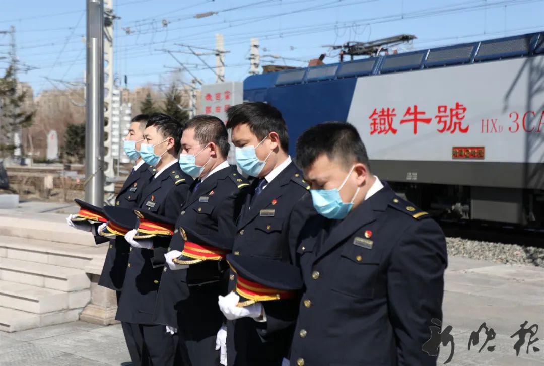 哈尔滨机务段工作人员默哀↓↓ 4月4日10时,中国铁路哈尔滨局集团