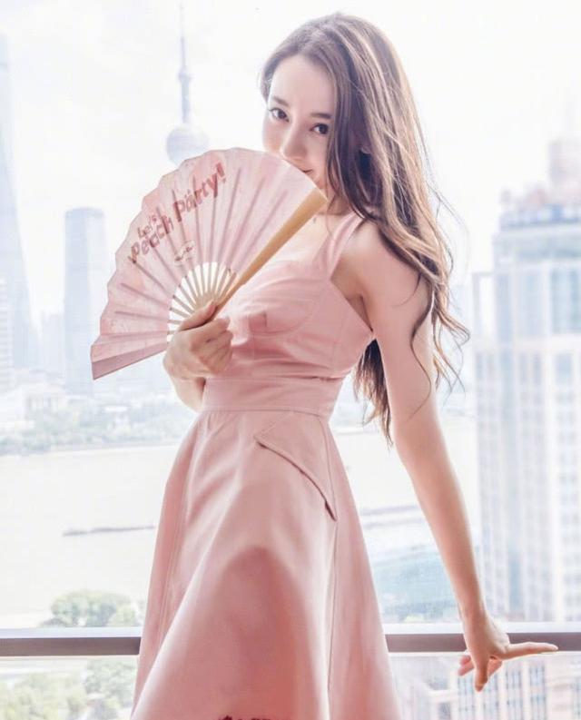 热巴娜扎同穿粉裙比美,一位嫩如少女,一位因裙子设计遭吐槽