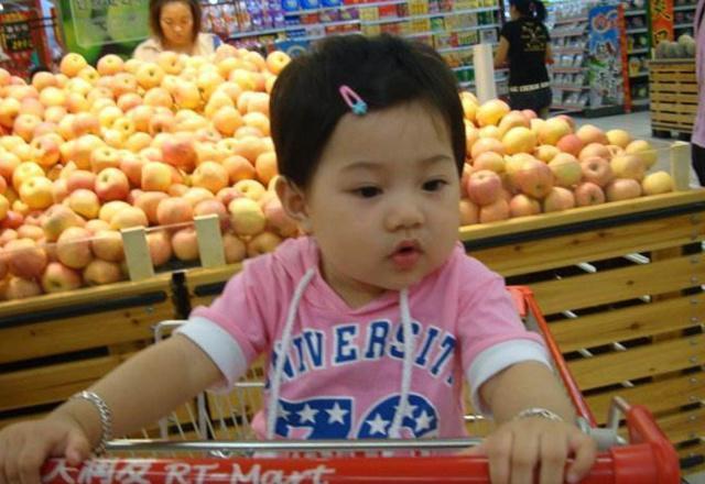 “妈妈我想吃草莓”，40一斤的草莓你买吗？对娃的影响超乎你想象