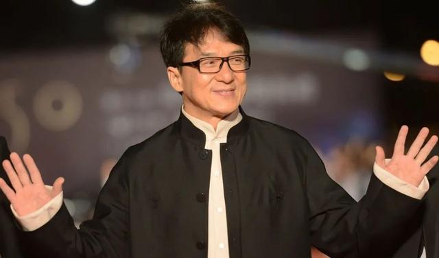 他是成龙同父异母的大哥,10岁时被父亲抛弃,73岁才见到明星弟弟