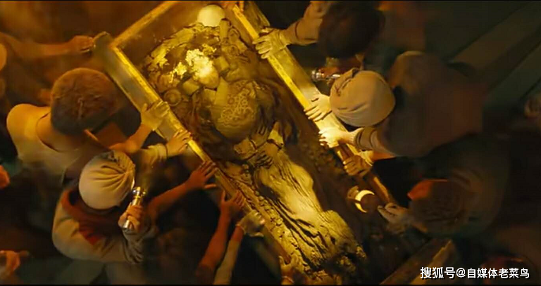 其次，该剧第一集开头几分钟就开棺，棺中明代女尸拍得一清二楚，简直不