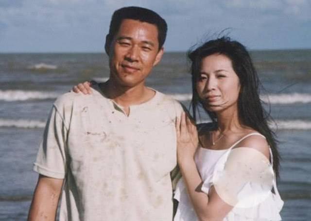 就娶了一位舞蹈老师,名字叫霍凡,比张丰毅小14岁,本身张博宇跟母