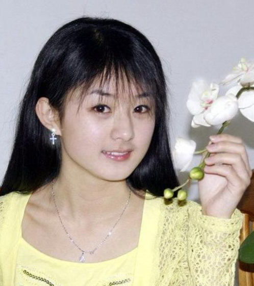 娱乐圈中被称为素颜美的女星赵丽颖被网友扒出18岁的旧照