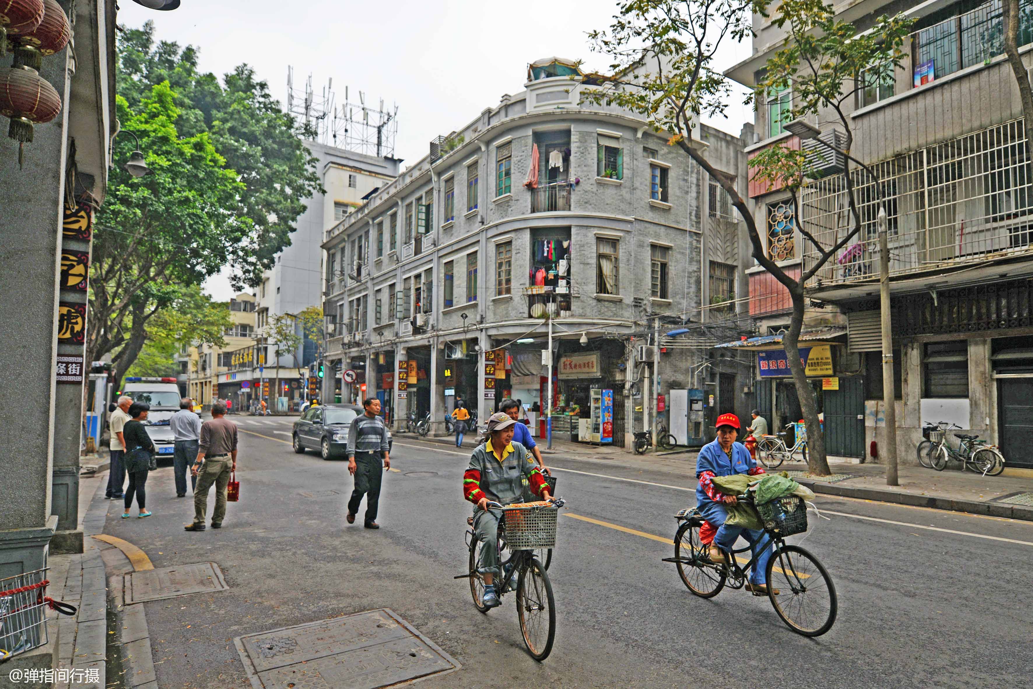 位于广州荔湾区中心地带的恩宁路,是人们常说的"广州最美老街",过去