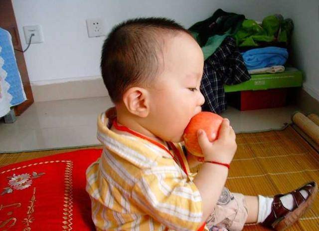 【水果】脾虚易积食，家长别不信儿科医生提醒：3种水果孩子馋也别喂娃