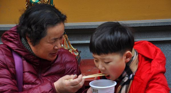 「石头」最伤脾胃，别再给孩子吃！宝宝早饭吃什么？这3种是“软石头”