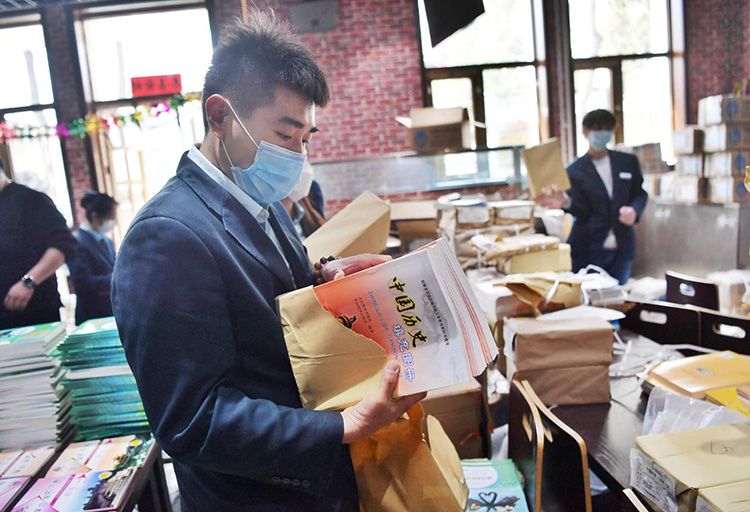 16万套教材将陆续寄达家中北京邮政公司入校打包课本