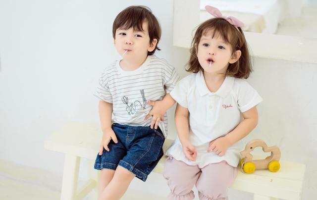 「孩子」一个喝豆浆一个喝牛奶，长大后的差距让人难过双胞胎兄弟