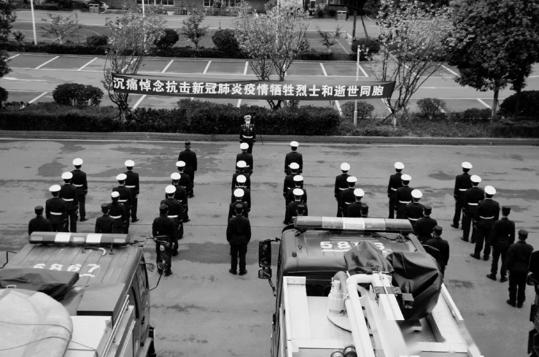 上午10时,六盘水降半旗,默哀,鸣笛……悼念牺牲烈士和