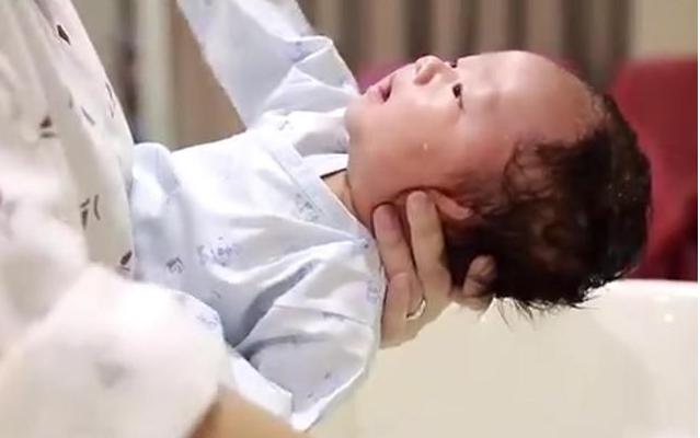 「时间段」要不要用沐浴露和洗发水呢？到了这个时间段再用给新生宝宝洗澡