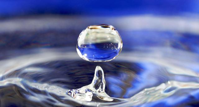 物理思维:一滴水从一万米的高空落下,能不能砸死人?