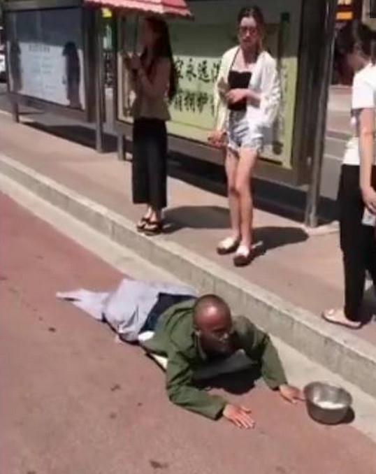 原创年轻女子街头等公交车,看到地上有个乞丐,她的做法令人称赞!