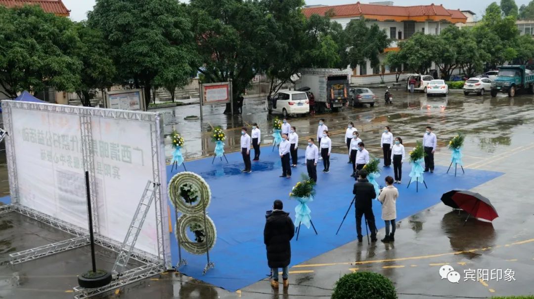 细雨蒙蒙,山河含悲,宾阳县殡仪馆祭场现场,民政等有关部门干部职工与