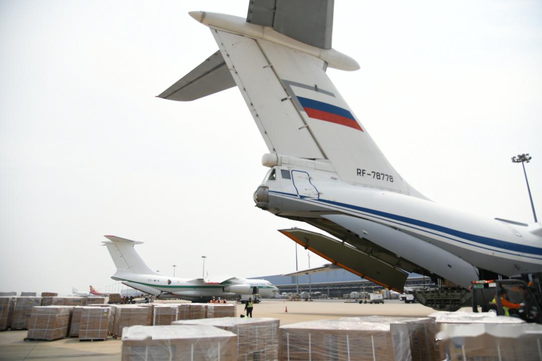 利亚空军2架伊尔76重型运输机4月3日晚间从经停的俄罗斯喀山机场起飞