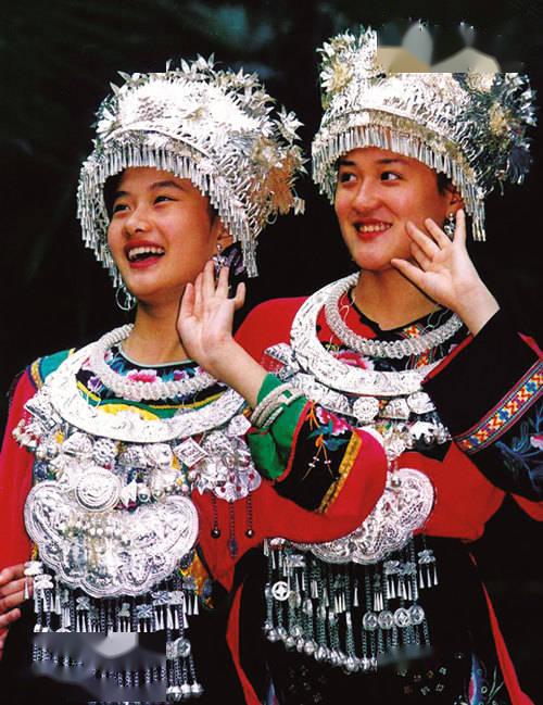 明清时期,苗族男女戴银饰已普遍盛行.