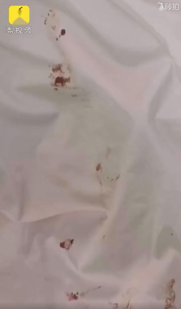 没有换洗过的床单上甚至还有不少血迹和黄印子.