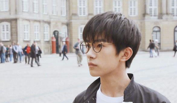 易烊千玺姓名怎么读 12c0aa17abb74a72a0847948345d2797.jpeg