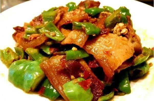美食推荐:土豆烧排骨,黄瓜炒木耳,青椒回锅肉,豆腐羹的做法