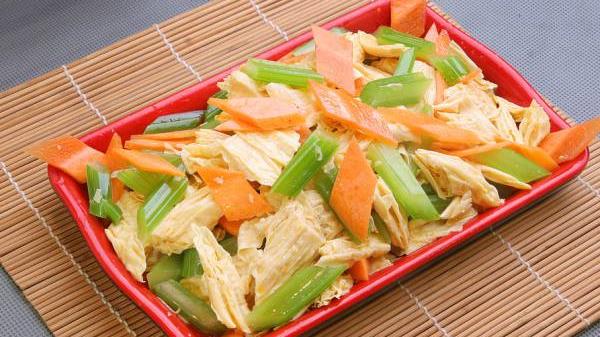 美食推荐:鱼香煎豆腐,毛血旺,虾仁干煸菜花,西芹炝腐竹的做法