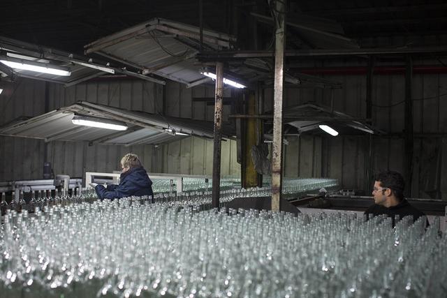 直击亚洲最大的玻璃厂,全年无休全天工作,一停产机器就会报废