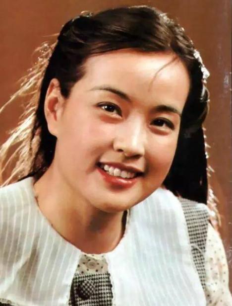 原创女明星年轻时,温碧霞饰演最美妲己,宋丹丹羊毛卷贝雷帽很时尚