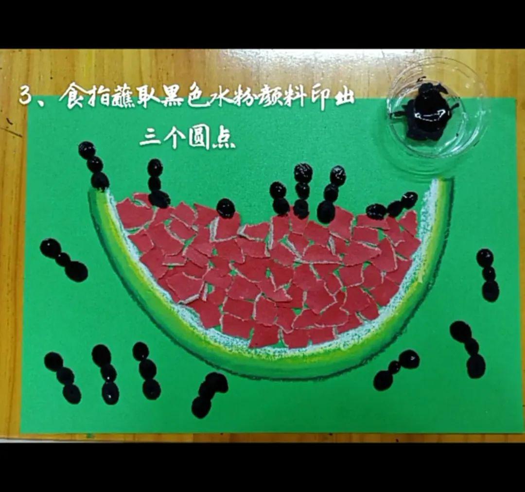 第三步:食指蘸取黑色水粉或是墨水印出三个圆点.