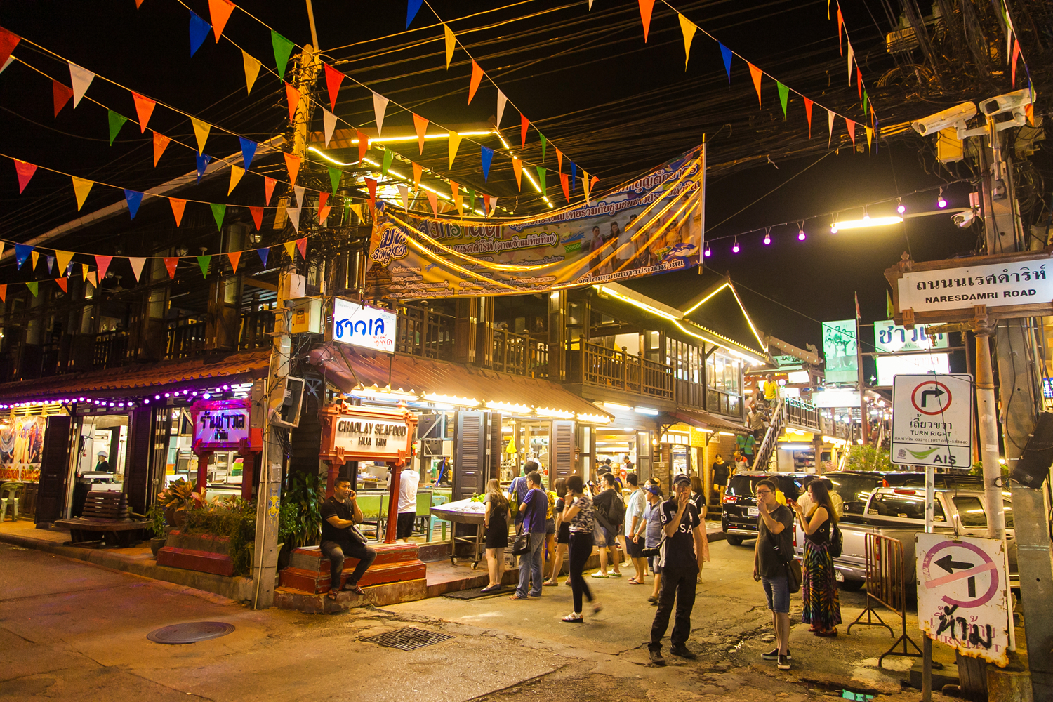 拉差达的火车夜市，泰国曼谷 (© FUN FUN PHOTO/Shutterstock)