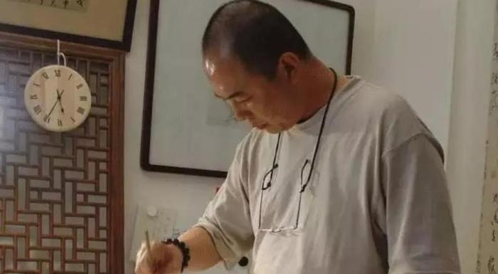 张铁林假冒活佛赚亿万,在家穿龙袍,网友:真把自己当乾隆了?