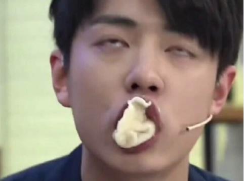 图片中的他正在吃着饺子,被网友搞笑截图保存,平时看到的肖战都是